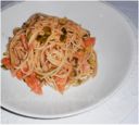 Pasta di riso al salmone e zucchine