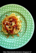 Spaghetti con gli ultimi pomodori dell'orto, mandorle e pecorino