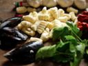 GNOCCHI CON COZZE E POMODORI SECCHI