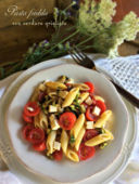 Pasta fredda con verdure grigliate, fiori di campo e tanto caldo