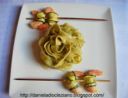 Tagliatelle al pesto di semi di zucca con spiedini di mazzancolle e zucchine.