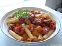 Sedanini con salsiccia, peperoni e pomodorini di collina
