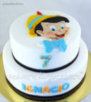 Torta decorata con Pinocchio in pasta di zucchero