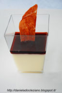 Panna cotta al Lou Blau con gelatina al Chianti e chips di prosciutto crudo