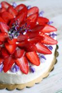 Torta con crema diplomatica al limone, fragole e glicine