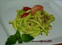 Pasta fresca senza glutine al pesto di ortiche e gamberi