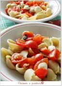 Conchiglie con pomodori freschi e secchi, basilico e mozzarella