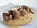 Rotolo di quaglia disossata su crema di mais