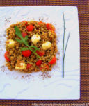 Insalata di farro con pesto , pomodorini e mozzarella