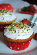 Cupcakes ai pistacchi con frosting al profumo di fragola