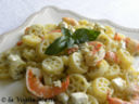 Ruote al pesto di limone, feta e gamberi