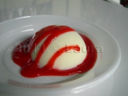 Panna cotta con cuore di fragola
