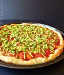 Pizza con zucchine e pomodoro a lievitazione naturale (vegana)