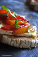 Mini bruschette integrali con brie e prugne