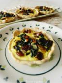 Tartellette integrali con spinacini, uvetta e mandorle