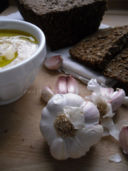 Crema di cannellini all' aglio rosa di lautrec & Pane nero