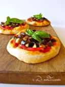 Pizzette vegane con melanzane e peperoni