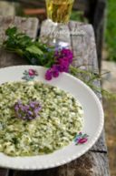 Risotto leggero alle erbe selvatiche e primo sale