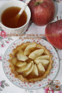 Crostatine di pasta sucrèe con marmellata di albicocche e fettine di mele