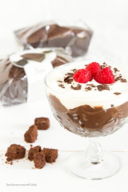 di plum cake, lamponi, panne e.... trifle al cioccolato