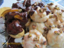 profiterole bianco e nero con pistacchi caramellati e scorzette d'arancia