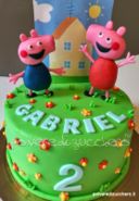 Torta decorata Peppa Pig e George e la casa sulla collina