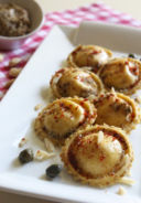 Ravioli di patate con pesto di capperi e mandorle e polvere di pomodori