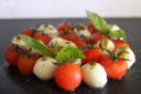 Caprese  con tomate cherry y mozzarella bocconcini