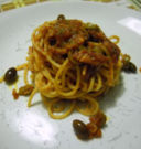 Spaghetti con sugo alle olive, speck e finocchietto selvatico