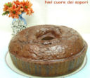 Ciambella con cacao e banane, ricoperta con glassa al cioccolato bianco