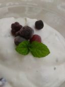 Mousse di yogurt e menta con frutti di bosco