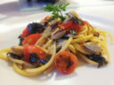 Linguine allo scoglio con alghe e pistacchi