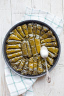 Dolmades o dolmadakia ovvero involtini di foglie di vite ripieni di riso