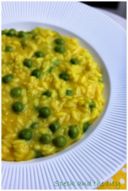 Risotto primavera con piselli freschi e curcuma ….. e tre anni di blog