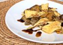 Finte tagliatelle con melanzane e peperoni in riduzione di aceto balsamico