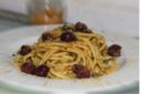 Spaghetti alle acciughe e olive, dalla serie il pane non lo butto.