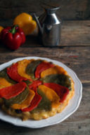 Tatin di peperoni, cipolle rosse e olive taggiasche