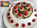 Torta express con panna montata, lamponi e tè verde matcha