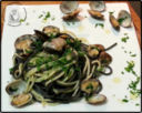 Bianco e Nero di spaghetti alle vongole