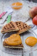 Gauffres o waffles senza glutine con confettura di cachi