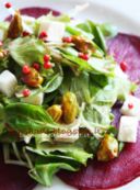 insalata con rape, pistacchi e feta e dressing all'arancia