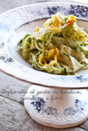 Tagliarelle al pesto di basilico, zucchine e fiori