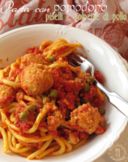 Bigoli al torchio con sugo al pomodoro, piselli e polpette di pollo