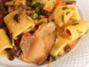 Mezzi rigatoni con funghi e pisellini