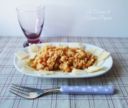 Risotto saporito con patè di pomodori funghi e olive