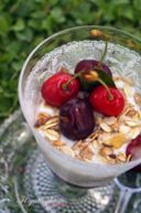 Coppa light alla crema di yogurt, ciliegie e muesli