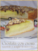 Crostata con crema, nocciole e scaglie di cioccolato