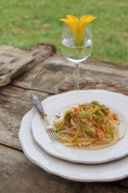 Linguineal salmone, fiori di zucca ed erba cipollina