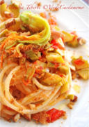 Spaghettoni con zucchine fiori di zucca e briciole di pane alle mandorle