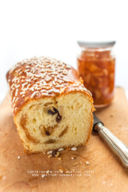 Pan brioche con ripieno di confettura di mele, pinoli e uvetta